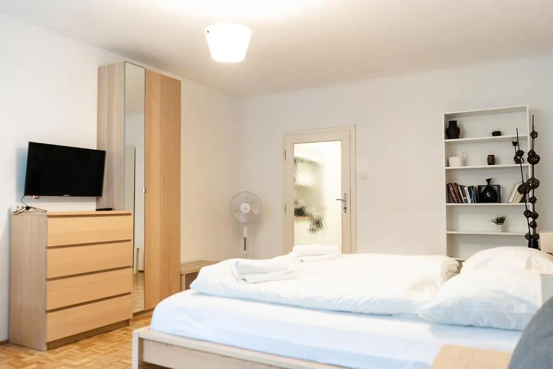 וינה Central Living - Stephansdom Apartments אוסטריה